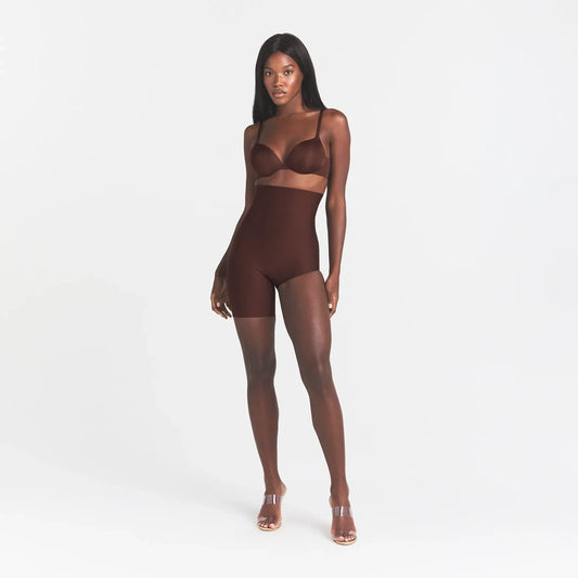SKIMS BODY LEFT LEG SOLUTION SHORT | COCOA