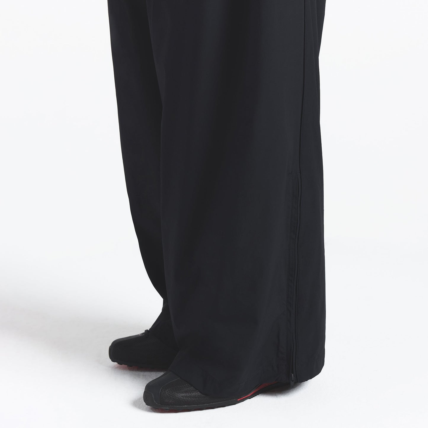 NikeSKIMS WOVEN NYLON OVERSIZED TRACK PANT | OBSIDIAN