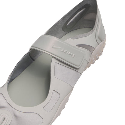 NikeSKIMS FOOTWEAR RIFT SATIN | SILVER